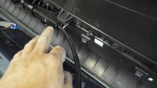 Как снять ручку передней двери на Volkswagen Jetta 2016