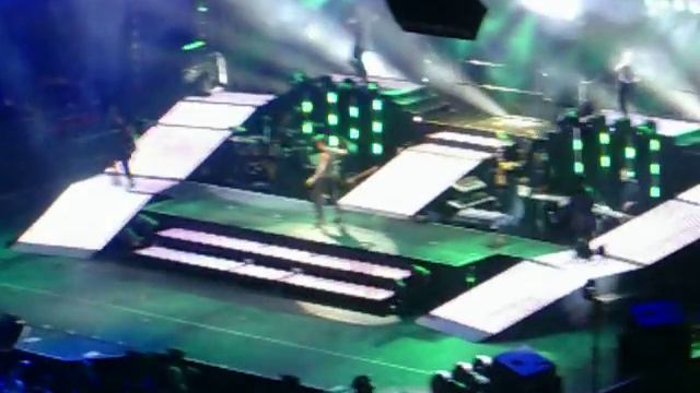 Usher - Yeah! - Live O2 Dublin 26/02/2011 (full song) смотреть онлайн