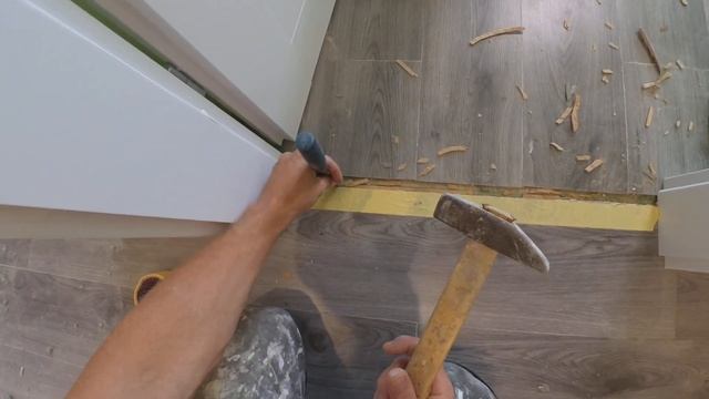 Чем подрезать уложеный ламинат на полу. Лайфхак !!