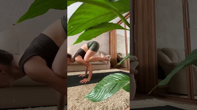 Вытяжение позвоночника и скручивания в наклонах стоя смотреть онлайн