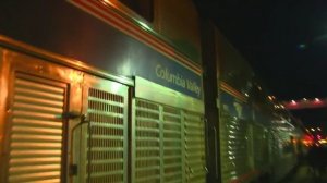 Локомотив тянет очень большие контейнерные составы в США Америка железнодорожный транспорт США