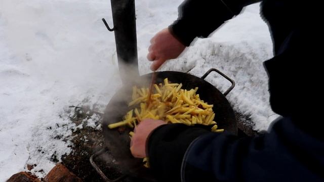 Жареная картошка с салом по деревенски на Костре в сковороде Садж смотреть онлайн
