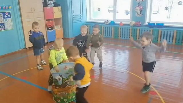 Мой веселый звонкий мяч дети