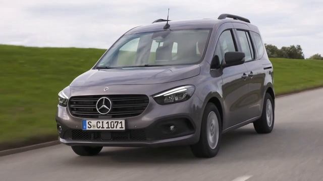 The new Mercedes Benz Citan Tourer 113 in chromite grey Driving Video video Auto Motions смотреть онлайн