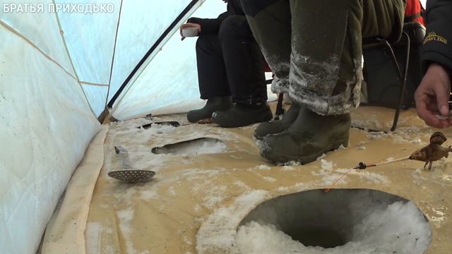 РЫБАЛКА С НОЧЕВКОЙ В ГЛУХОЗИМЬЕ / ВТОРОЙ ДЕНЬ / ПРОДОЛЖАЕМ ЛОВИТЬ ПЛОТВУ смотреть онлайн