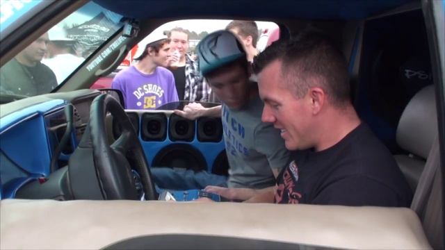 BUNCHA LIL MIDGETS PEDDLIN' A BIGWHEEL BACK THERE! смотреть онлайн