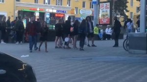 Бродяга устроил мастер-класс по восточным единоборствам на улице в центре Петрозаводска