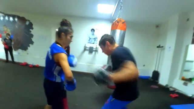 На этот раз мы решили снять только боксерский зал.? смотреть онлайн