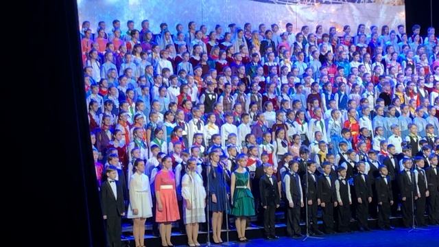 Дети из Нового Уренгоя поют на сцене Кремля смотреть онлайн