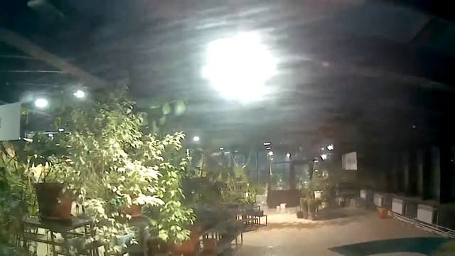 Чистим снег на крыше возле зимнего сада. смотреть онлайн