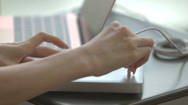 LifeBattery AIR. AC LifeBattery Designed for Apple