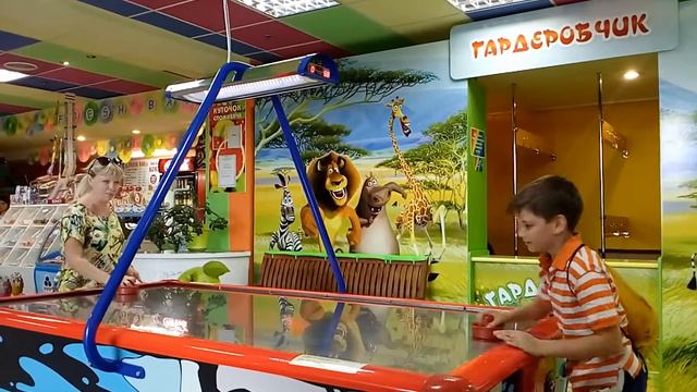 A coward does not play hockey! Hilarious air hockey match. Slot machines смотреть онлайн