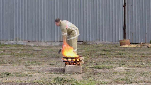 Углекислотный и водо-эммульсионный огнетушители.