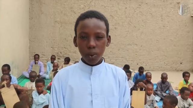 Ни тетради ни ручки, посмотрите на чем пишут и как учат Коран дети в Чаде смотреть онлайн