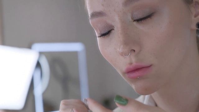 Лучшие цветные линзы для карих глаз- MAXCON Aurora смотреть онлайн