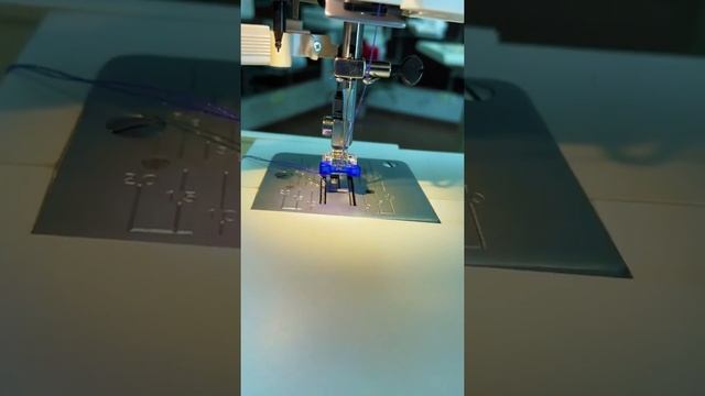 Пришиваем пуговицу на швейной машинке Janome 1522 GN смотреть онлайн