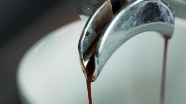 The simple trick for perfect grinding • Barista Training смотреть онлайн