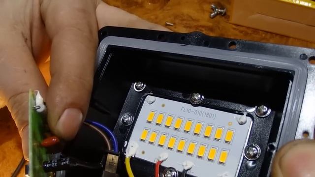 Светодиодный прожектор Эра 10 Ватт 90 люмен / ватт в герметичном исполнении и реальные данные. смотреть онлайн