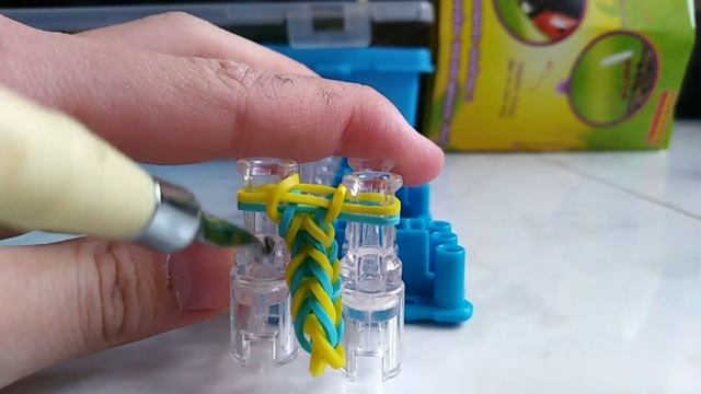ПЛЕТЕМ БРАСЛЕТ! УРОК 1. КАК СПЛЕСТИ БРАСЛЕТ ИЗ РЕЗИНОЧЕК??!? смотреть онлайн