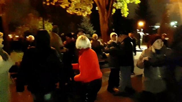 Листья желтые!!!Народные танцы,сад Шевченко,Харьков!!! смотреть онлайн