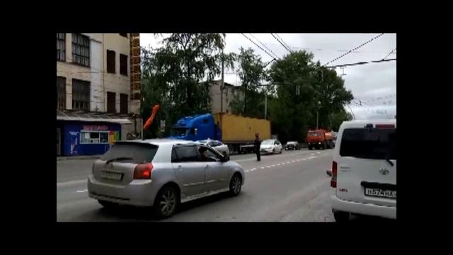 Водитель самосвала устроил дорожный коллапс в Хабаровске смотреть онлайн