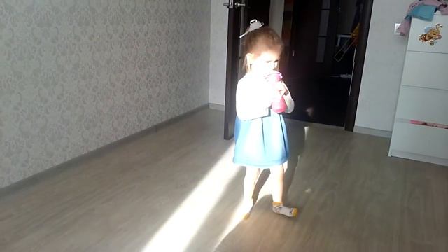 Ребенок в 2 года поет песню, которую сочинила сама!) смотреть онлайн