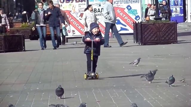 Дети - цветы жизни - веселящийся мальчик в центре города ! смотреть онлайн