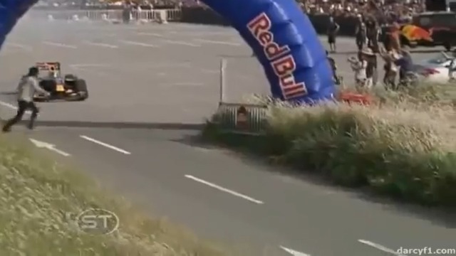 Бросился под болид "Формулы 1" смотреть онлайн