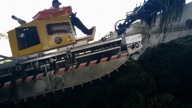 Челябинск, 2022 г. Очистка русла реки Миасс амфибиями 