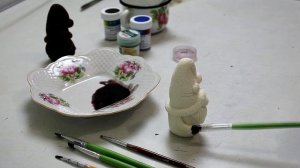 Как покрасить шоколадную фигурку из белого шоколада