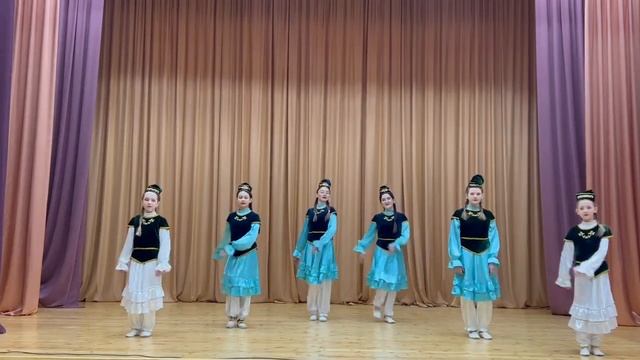 Ансамбль танца "Хыял" . Татарский стилизованный танец "Бас, әйдә бас" смотреть онлайн
