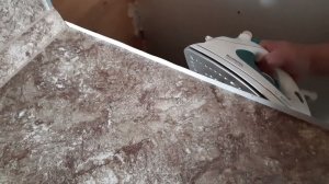 приклеиваю кромку на торец столешницы