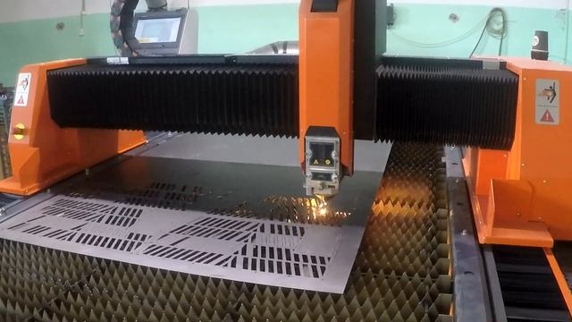 Работа лазерного станка при производстве всесезонных плавающих мотобуксировщиков "БК" от РОСТИН смотреть онлайн