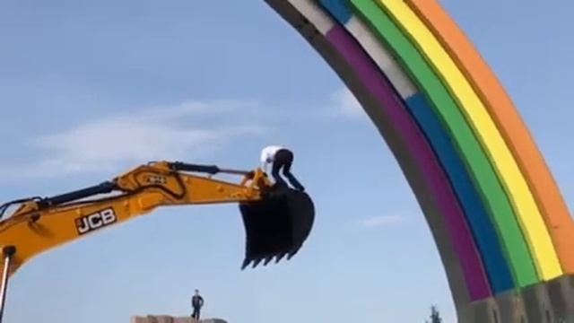 Танцы с экскаватором смотреть онлайн