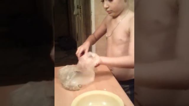 Как чистить орехи , что бы они не розлетались ? смотреть онлайн