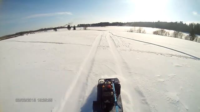 Маленький мотобуксировщик Барс Партизан по снежному полю смотреть онлайн