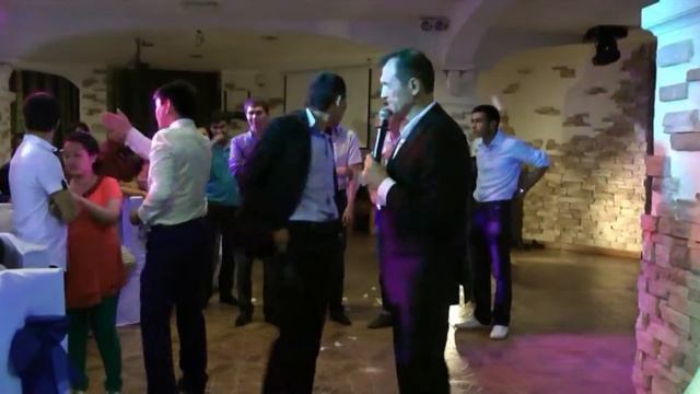 Букет невесты. невеста брасает букет а жених подвязку