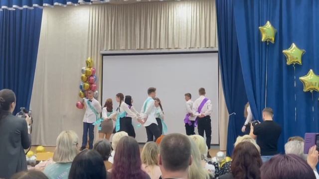 ВАЛЬС на ПОСЛЕДНЕМ ЗВОНКЕ от выпускников 9А и 9Б! Выпускники 9-ых классов представляют!! смотреть онлайн