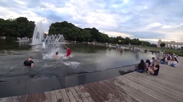 ШОК!!! ПРЫГНУЛИ В ФОНТАН ЗА БУСТЕРА!!! смотреть онлайн