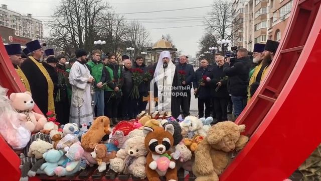 На Белгородском Арбате провели молебен в память о погибших 30 декабря белгородцах. Сегодня — 40 дне смотреть онлайн