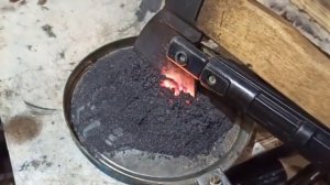 Необычный метод закалки топора при помощи сварочного аппарата.