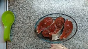 Запеченная чавыча под вкусным соусом.