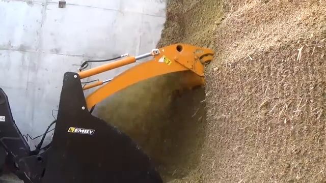 Загрузка миксера ковшом с фрезой смотреть онлайн