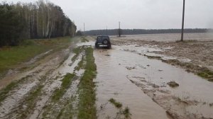 Toyota Land Cruiser 200 по грязи.