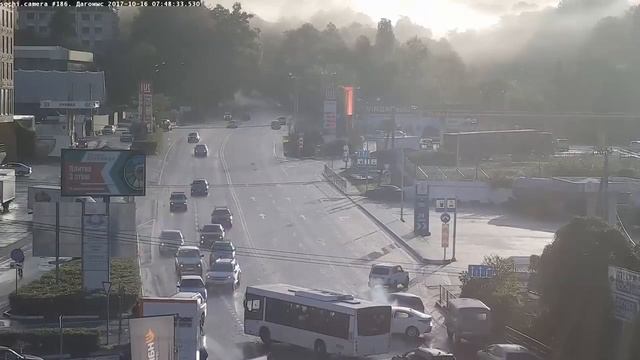 Легковушка влетела в автобус с пассажирами в Сочи смотреть онлайн