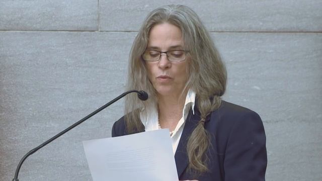 Reading from “Hold Still: A Memoir with Photographs” by Sally Mann смотреть онлайн