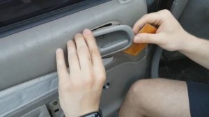 Как снять заднюю дверную карту (обшивку) на Toyota Corolla e110