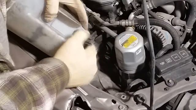Replacing A Windshield Washer Fluid Pump In A Chev Prizm, Toyota Corolla смотреть онлайн
