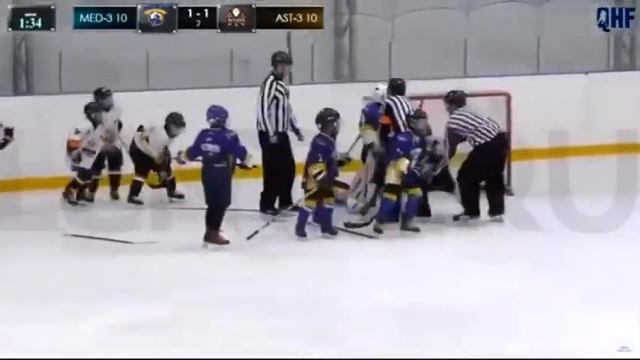 Русские дети играют в жесткий хоккей / Russian children play in the tough hockey смотреть онлайн