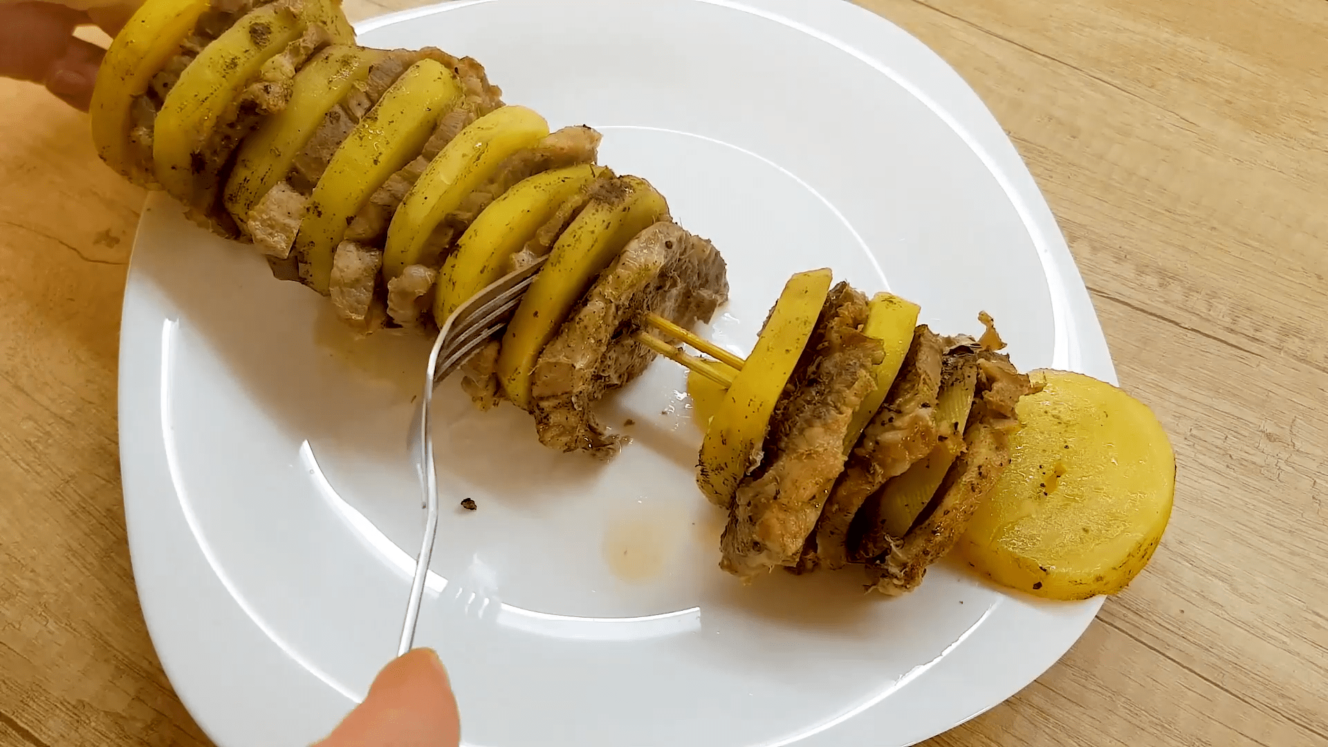 Запеченное мясо с картошкой на шпажках смотреть онлайн